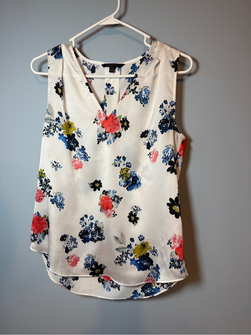 Banana Republic White Floral V-Neck Sleeveless Camisole
